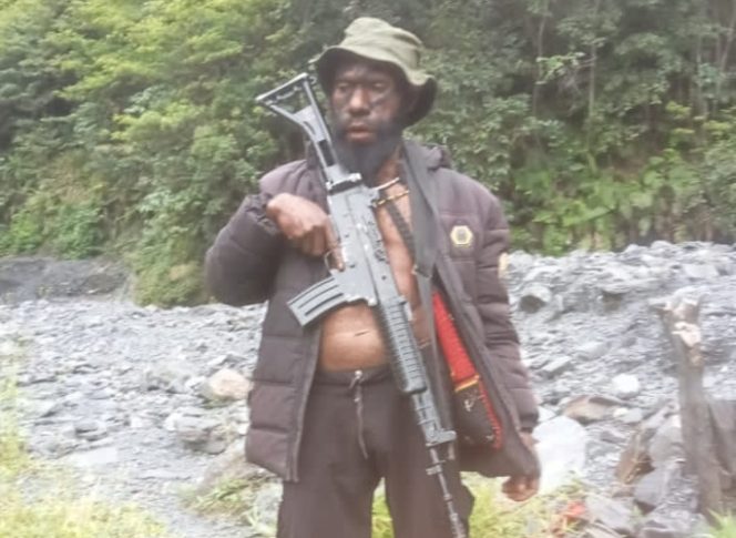 
					Senjata SS1 yang berhasil dirampas TPNPB dari Tolikara. Foto: Jubir TPNPB