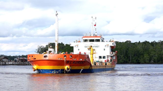 
					Salah satu kapal tanker pembawa BBM ke Papua dan Maluku. Foto: Pertamina Patra Niaga Papua Maluku