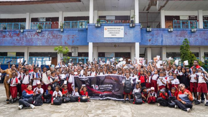 
					Peringati satu tahun berdirinya Danantara, Pertamina Patra Niaga Regional Papua Maluku bagikan total 2.000 paket santunan perlengkapan sekolah bagi pelajar SD, anak yatim, dan kaum dhuafa di wilayah Kota Jayapura dan sekitarnya. (Foto dok: Pertamina)