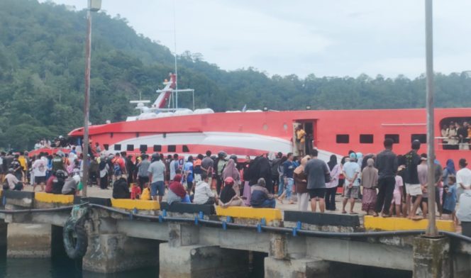 
					Suasana penumpang di Pelabuhan Domine Izak Samuel Kijne Serui. (KabarPapua.co/Ainun Faathirjal)
