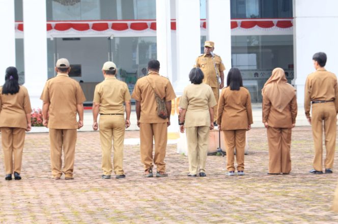 
					Wabup Jayawijaya Ronny Elopere saat memimpin apel pagi di halaman Kantor Bupati Jayawijaya, Wamena. (Foto: Istimewa)
