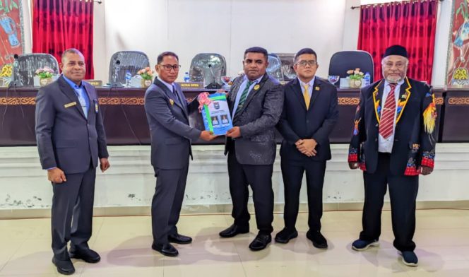 
					Wabup Kepulauan Yapen Roi Palunga serahkan dokumen LKPJ Tahun 2025 kepada pimpinan DPRK Kepulauan Yapen. (Foto: IST)
