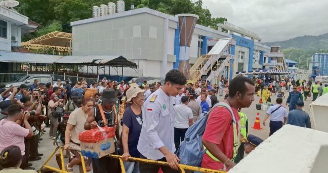 
					Penumpang di Pelabuhan Laut Jayapura. Foto: Imelda/KabarPapua.co