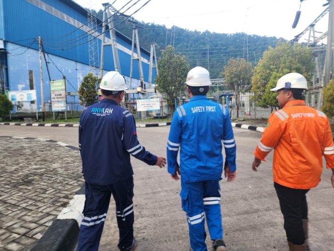
					Petugas PLN IP UBP Holtekamp. Foto: PLN IP UBP Holtekamp.
