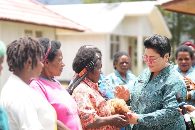 
					Ketua TP-PKK Kabupaten Puncak, Ny. Sujatinah Elvis Tabuni saat memberikan pangan lokal kepada mama-mama dalam peresmian Kampung Binaan TP PKK. Foto: Diskominfo Puncak