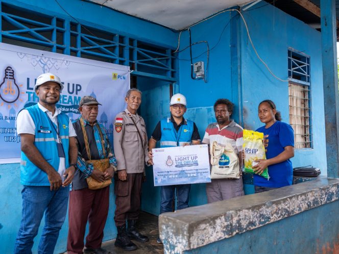 
					Insan PLN berikan nyala listrik gratis kepada 35 keluarga di Papua. Foto: PLN Papua  