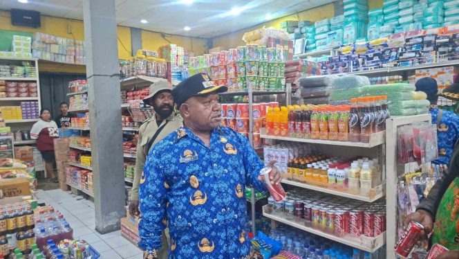 
					Wakil Bupati Jayawijaya Ronny Elopere  saat melakukan sidak pada sejumlah pertokoan dai Wamena. 
Foto: Agris Wistrijaya/Kabarpapua.co