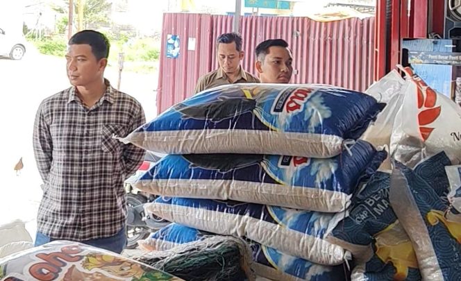 
					Cap : Kasat Reskrim saat pengecekan stok dan harga bahan pokok di salah satu kios diareal pasar baru Krooy. Foto: Yosias Wambrauw/Kabarpapuia.co