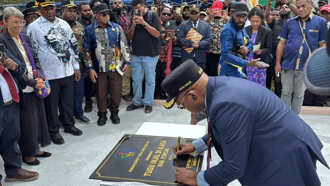 
					Bupati Puncak, Elvis Tabuni meresmikan Tugu Masuknya Injil di Kampung Eromaga, Distrik Omukia, Kabupaten Puncak, Provinsi Papua Tengah, Sabtu 7 Maret 2026. Foto: DIskominfo Puncak 