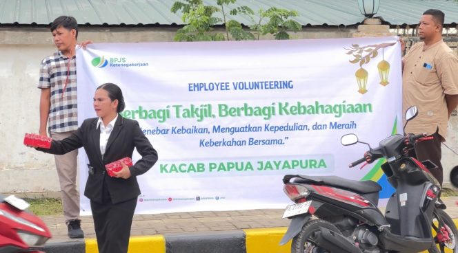 
					BPJS Kerenagakerjaan Cabang papua Jayapura berbagi takjil di Jalan Abepura. Foto:BPJS Ketenagaankerjaan