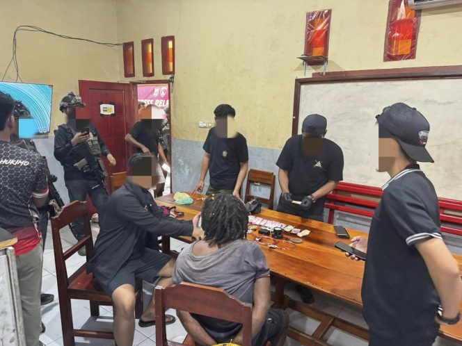 
					Pemeriksaan Nenak Kobak oleh aparat keamanan. Foto: Satgas Damai Cartenz.