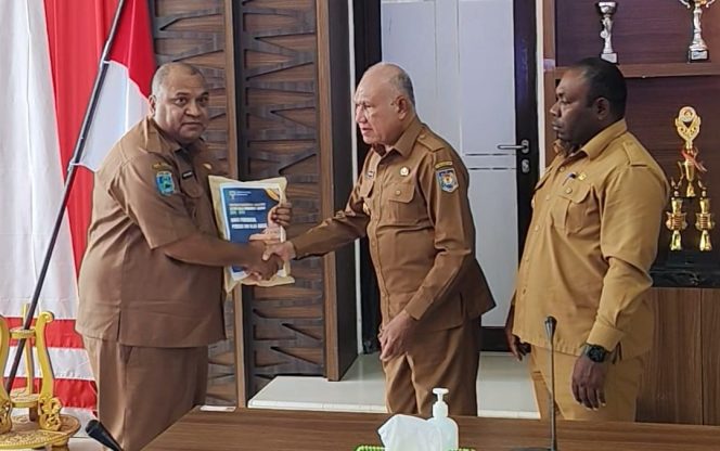 
					Bupati Kabupaten Kaimana, Drs. Hasan Achmad didampingi wakil Bupati, Isak Waryensi saat menyerahkan secara simbolis DPA tahun 2026 kepada Kepala Dinas Pendidikan. Foto: Yosias Wamrauw/kabarPapua.co