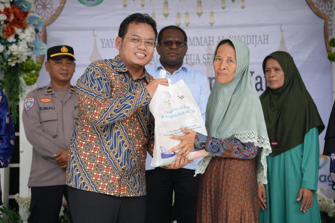 
					Penjualan sembako mudari dari PLN di Merauke. Foto: PLN Papua 