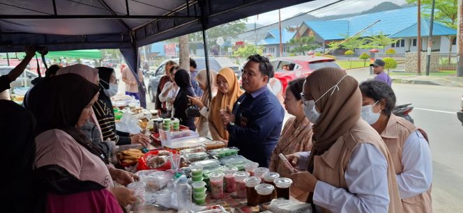 
					Uji sampling takjil di Kota Jayapura yang dilakukan BPOM. Foto: Imelda/Kabarpapua.co 