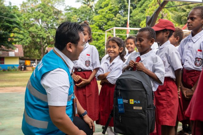 
					Pembagian bantuan perlengkapan sekolah untuk siswa di Merauke. Foto: PLN Papua.