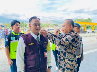 General Manager Kantor Cabang PT Angkasa Pura Indonesia Bandara Internasional Sentani Jayapura, I Nyoman Noer Rohim saat apel bersama pembukaan Posko Pengamanan Lebaran. Foto: Bandara Sentani.