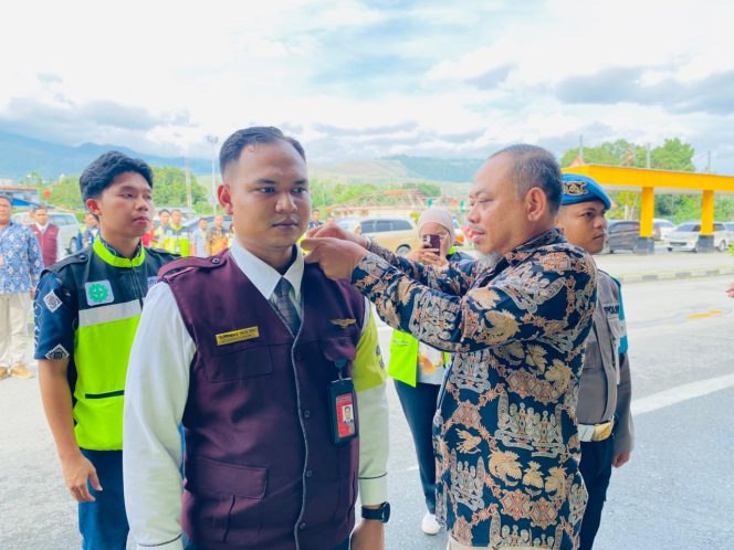 
					General Manager Kantor Cabang PT Angkasa Pura Indonesia Bandara Internasional Sentani Jayapura, I Nyoman Noer Rohim saat apel bersama pembukaan Posko Pengamanan Lebaran. Foto: Bandara Sentani.