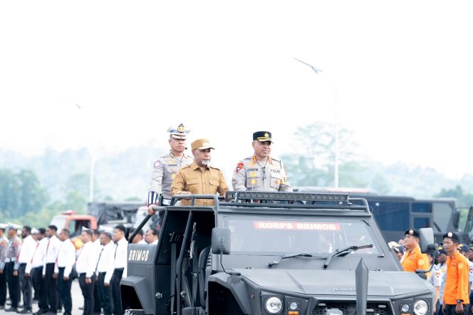 
					 Wakil Gubernur Papua Tengah Deinas Geley memimpin apel gelar pasukan Operasi Ketupat 2026. Foto: Agis Pranoto/KabarPapua.co