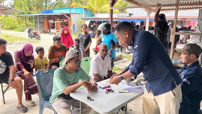 
					Pejuang Rupiah saat melayani warga pada penukaran uang layak edar. Foto: BI Papua 