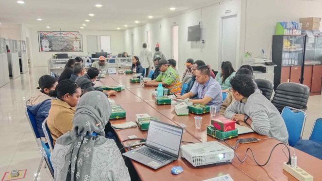 
					Rapat Koordinasi Admin Pedasi sebagai Pengelola akun E-Walidata SIPD RI Tahun 2026
Foto : Agris Wistrijaya/KabarPapua.co