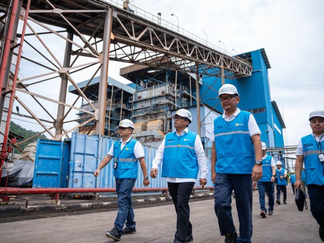 
					Direktur Perencanaan Korporat dan Pengembangan Bisnis PT PLN (Persero), Hartanto Wibowo (tengah), didampingi jajaran manajemen saat melakukan tinjauan lapangan ke Pembangkit Listrik Tenaga Uap (PLTU) Holtekamp di Jayapura. Foto: PLN Papua 