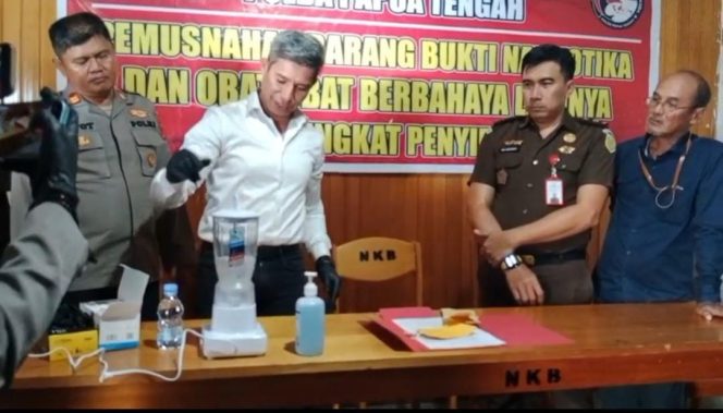 
					Pemusnahan Sabu oleh Ditresnarkoba Polda Papua Tengah. Foto: Agis Pranoto/KabarPapua.co