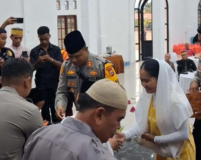 
					Kapolres Nabire berbuka puasa dan memberikan santunan kepada anak yatim piatu dan duafa. Foto: Agis Pranoto/KabarPapua.co