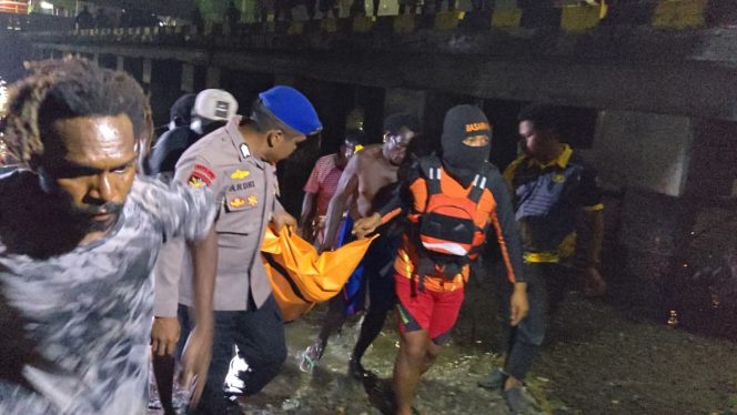 
					Jasad pemuda 18 tahun yang jatuh di Pelabuhan Poumako Timika ditemukan. Foto: SAR Timika 