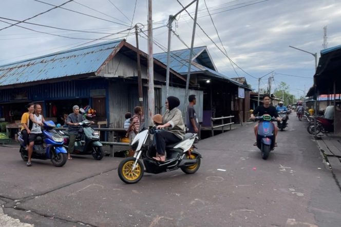 
					Situasi jalanan di Agats, ibu kota Kabupaten Asmat. Foto: PLN Papua