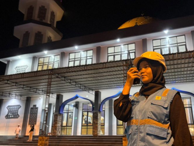 
					Zahro Ardhillah terus memantau keandalan sistem kelistrikan melalui radio komunikasi. Ia rela melewatkan momen kumpul keluarga di kampung halaman demi memastikan masyarakat Jayapura dapat merayakan Idul Fitri dengan tenang dan benderang. Foto: PLN Papua 