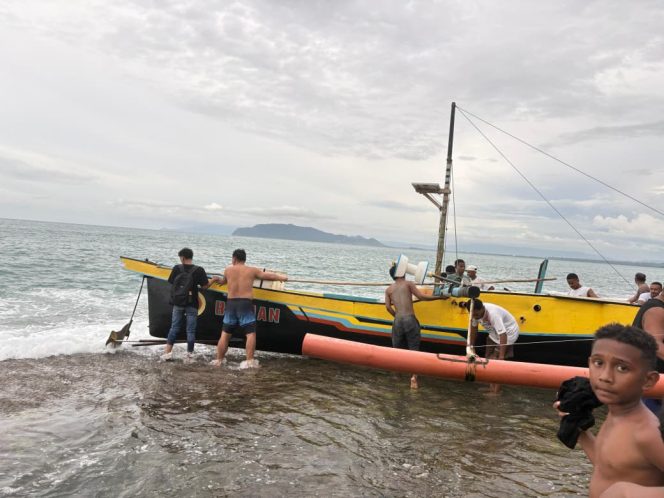 
					Temuan jasad pria di kapal nelayan pantai Hamadi Jayapura. Foto: Humas Polresta Jayapura Kota