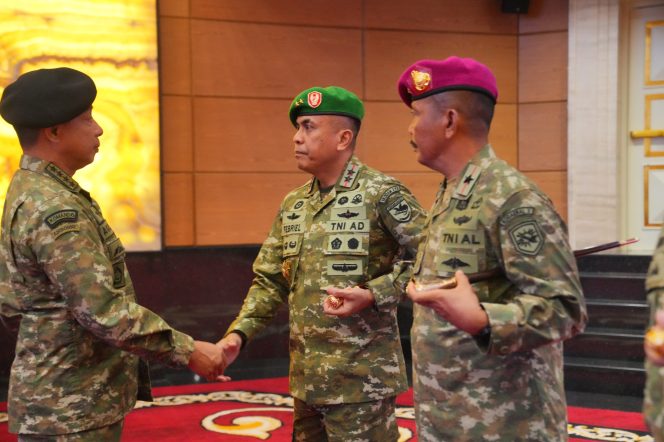 
					Tongkat estafet kepemimpinan Kodam XVII/Cenderawasih resmi beralih kepada Mayjen TNI Febriel Buyung Sikumbang. Foto: Pendam Cenderawasih