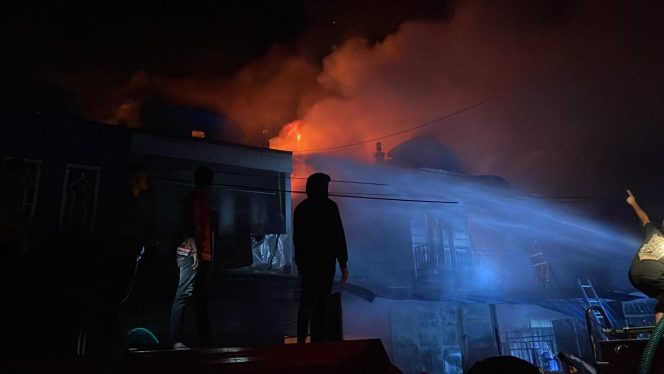 
					Kebakaran 4 ruko di Wamena. Dalam kejadian ini 11 orang meninggal dunia. Foto: Humas Polda Papua