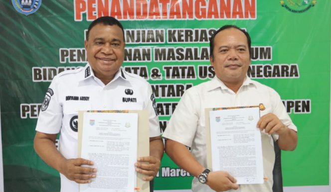
					Bupati Kepulauan Yapen Benyamin Arisoy dan Kajari Kepulauan Yapen Tumpal Eben Ezer,  melakukan penandatanganan MOU dan PKS terkait penanganan hukum dana desa. Foto: ist