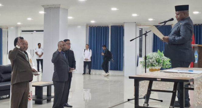 
					Bupati Jayawijaya Atenius Murip, S.H, M.H melantik 2 Pejabat Pimpinan Tinggi Pratama secara defenitif.
Foto : Agris Wistrijaya/KabarPapua.co