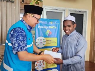 PLN IP UBP Holtekamp berbagi santunan kepada anak yatim piatu dan duafa di sekitar pembangkit. Foto: PLN IP UBP Holtekamp.