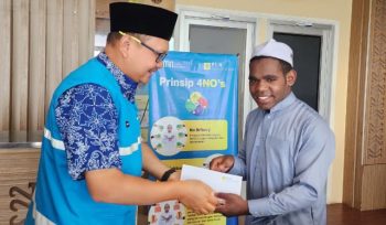 PLN IP UBP Holtekamp berbagi santunan kepada anak yatim piatu dan duafa di sekitar pembangkit. Foto: PLN IP UBP Holtekamp.