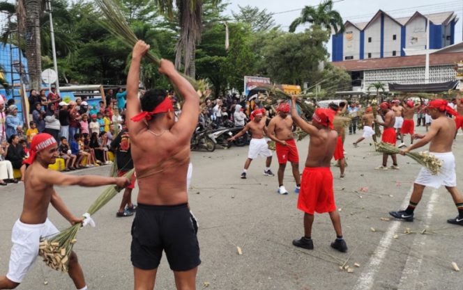 
					Atraksi budaya Pukul Sapu Lidi dari Negeri Morella Pulau Ambon. Foto: Katharina/KabarPapua.co