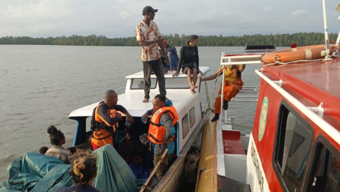 
					Rombongan medis dari Agimuga yang diselamatkan di Perairan Puriri. Foto: SAR Timika