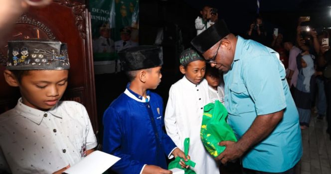 
					Gubernur papua Tengah, Meki Nawipa saat memberikan santunan pada acara buka puasa bersama di Timika. Foto: Agis Pranoto/KabarPapua.co