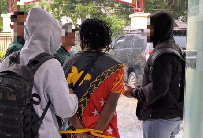 
					Terduga pelaku penjualan amunisi di Jayapura. Foto: Satgas Damai Cartenz.