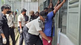 Petugas Lapas Kelas IIB Serui melakukan pemeriksaan badan warga binaan saat razia dalam rangka menyambut HBP ke-62. Foto: Ainun Faathirjal/KabarPapua.co