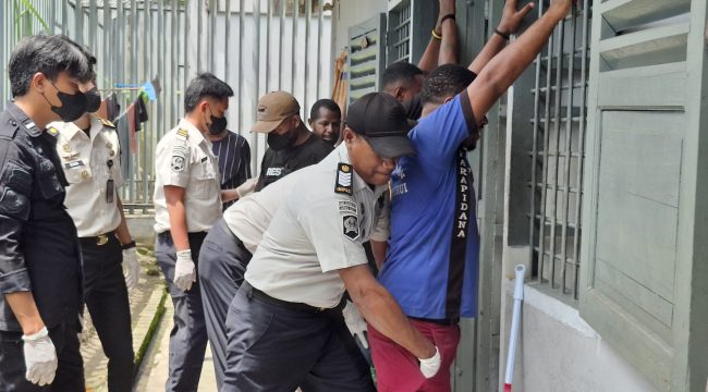 Petugas Lapas Kelas IIB Serui melakukan pemeriksaan badan warga binaan saat razia dalam rangka menyambut HBP ke-62. Foto: Ainun Faathirjal/KabarPapua.co