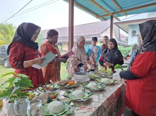 Lomba kuliner khas Bugis pada momen HUT ke-29 Himpunan Keluarga Maros (HIKMAS) Kabupaten Kepulauan Yapen . Foto: Ainun Faathirjal/kabarpapua.co
