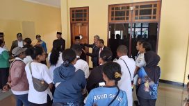 Para nakes yang mengaku ke DPRK Kepulauan Yapen terkait TPB. Foto: Ainun Faathirjal/KabarPapua.co