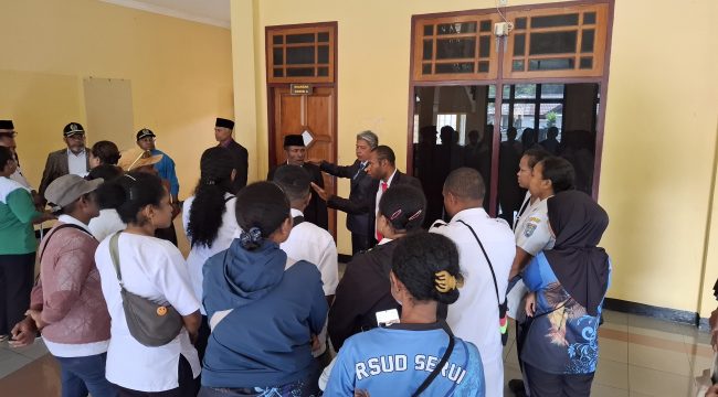 Para nakes yang mengaku ke DPRK Kepulauan Yapen terkait TPB. Foto: Ainun Faathirjal/KabarPapua.co