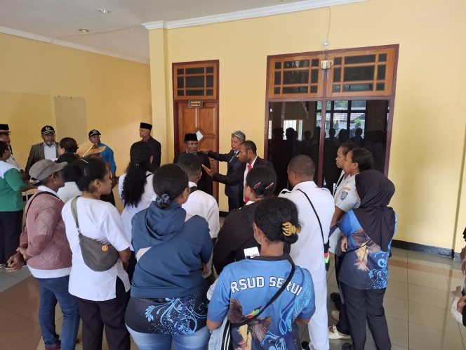 
					Para nakes yang mengaku ke DPRK Kepulauan Yapen terkait TPB. Foto: Ainun Faathirjal/KabarPapua.co