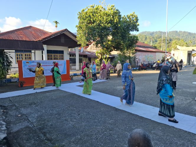 
					Peserta peragaan busana Bugis-Makassar dalam rangka HUT ke-29 HIKMAS Kabupaten Kepulauan Yapen.  Foto: Ainun Faathirjal/KabarPapua.co
