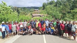 Anggota DPR RI Fraksi Partai Nasdem, Tonny Tesar berfoto bersama warga Kampung Mumaman. (KabarPapua.co/Ainun Faathirjal)