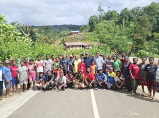 Anggota DPR RI Fraksi Partai Nasdem, Tonny Tesar berfoto bersama warga Kampung Mumaman. (KabarPapua.co/Ainun Faathirjal)